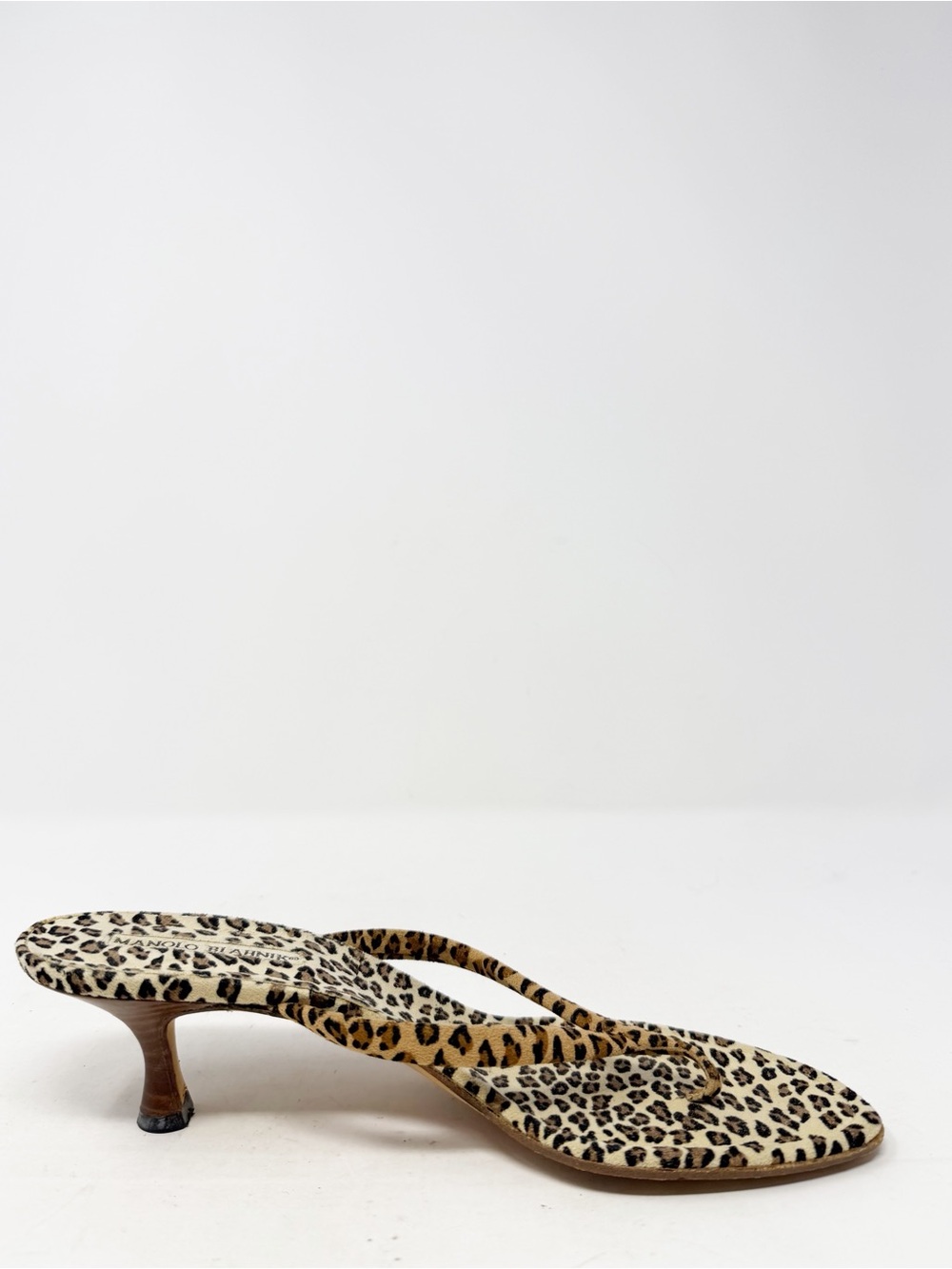 Vintage Manolo Blahnik Leopard Print Thong Kitten Heel Sandals Womens EU 38 - Picture 9 of 11